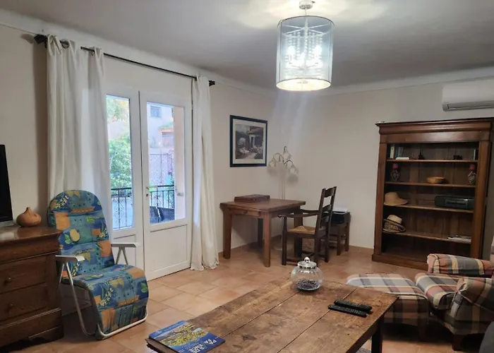 Pres De La Mere Yourhosthelper