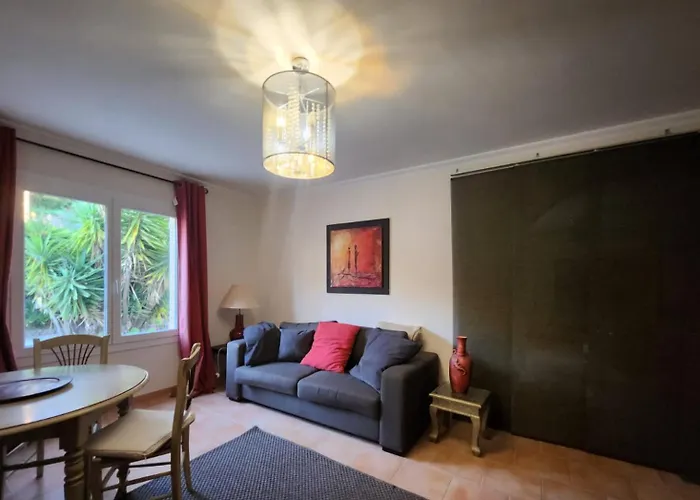 Pres De La Mere Yourhosthelper *