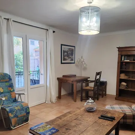 Pres De La Mere Yourhosthelper